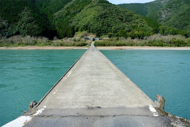 （画像）川を渡る道路