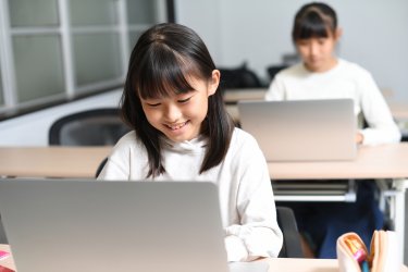 （画像）パソコンを見ている子供